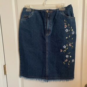 Liz Claiborne Embroidered Jean Skirt 10